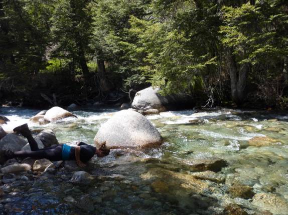 Bebendo água do rio na volta do refúgio Jakob, região de Bariloche, na Argentina